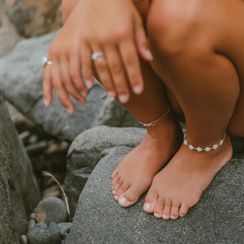 beach jewelry womens gold anklet shell summer modeled by @abi.cado
