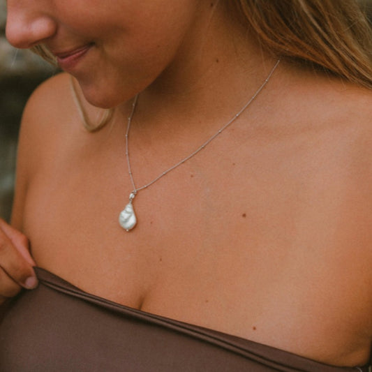 pearl necklace on model @abicado